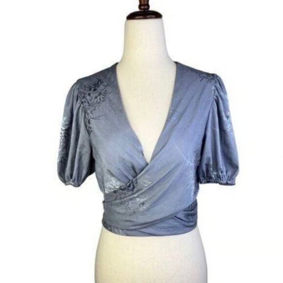 size small gray silky floral pattern short sleeve wrap women's crop top - Picture 2 of 4